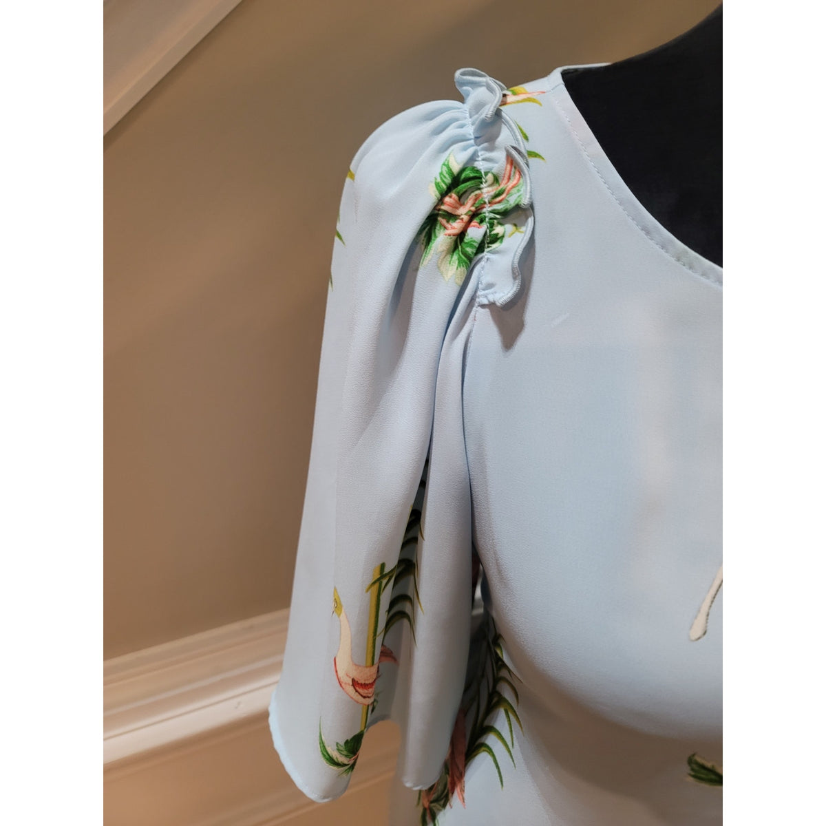 Ann Taylor Blouse Top Women's Small Blue Flamingo Keyhole Back Flutter Sleeves