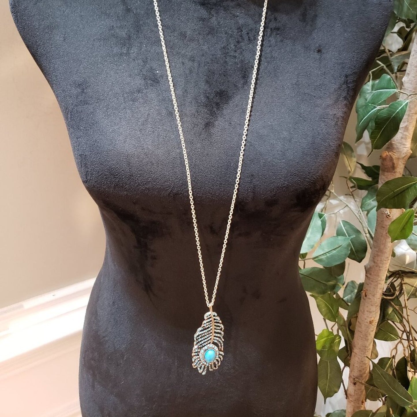 Women Fashion Turquoise Studded Peacock Feather Pendant with Long Chain Necklace