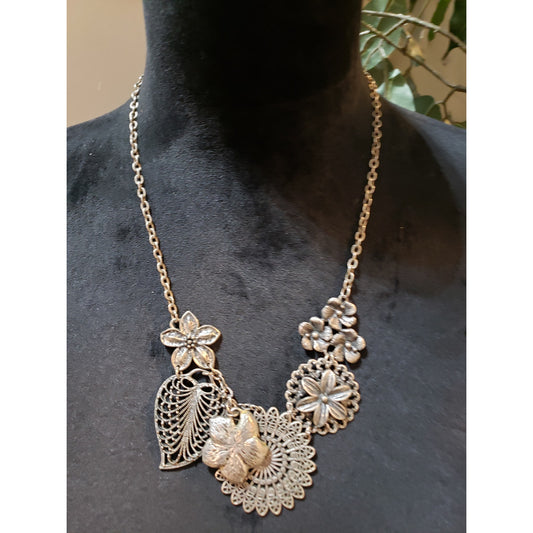 Womens Silver Tone Filigree Daisy Flower Leaves Statement Necklace with Lobster