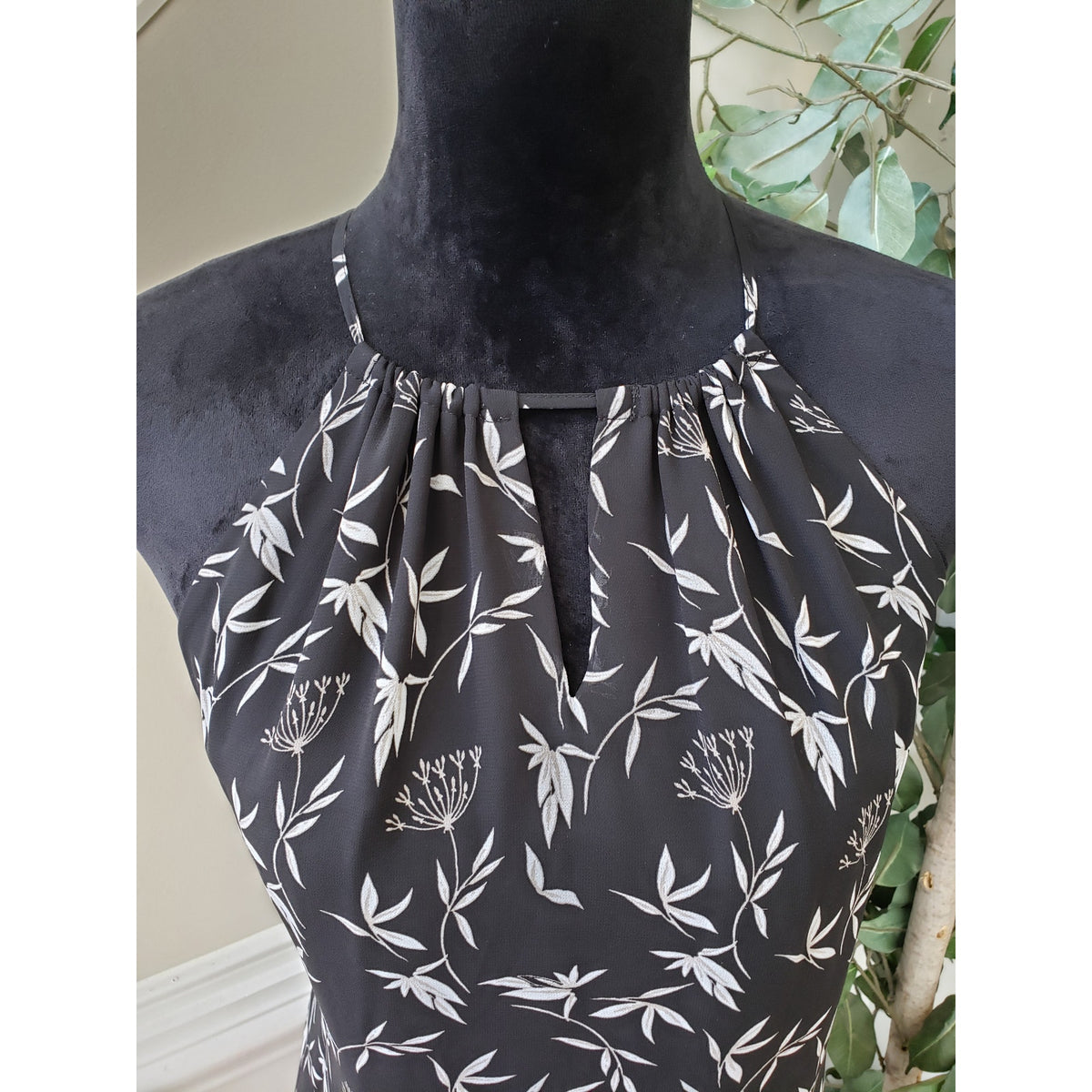 LOFT Shift Dress Womens Size XS Black Floral Casual Lined Halter Neck Sleeveless
