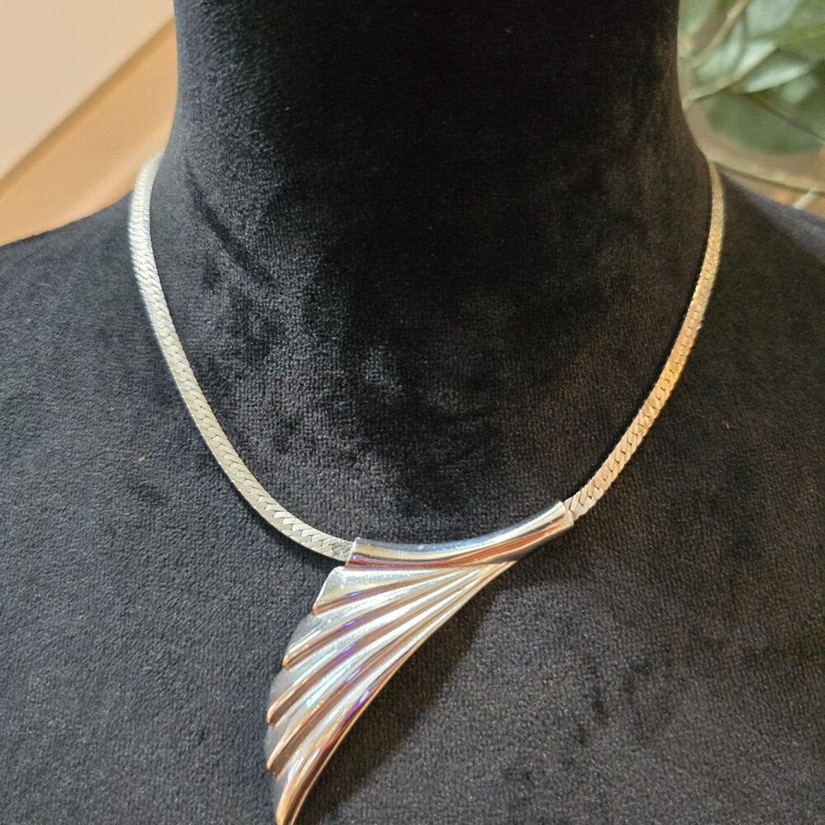 Womens Vintage Trifari Silver Tone Metal Pendant Necklace with Lobster Clasp