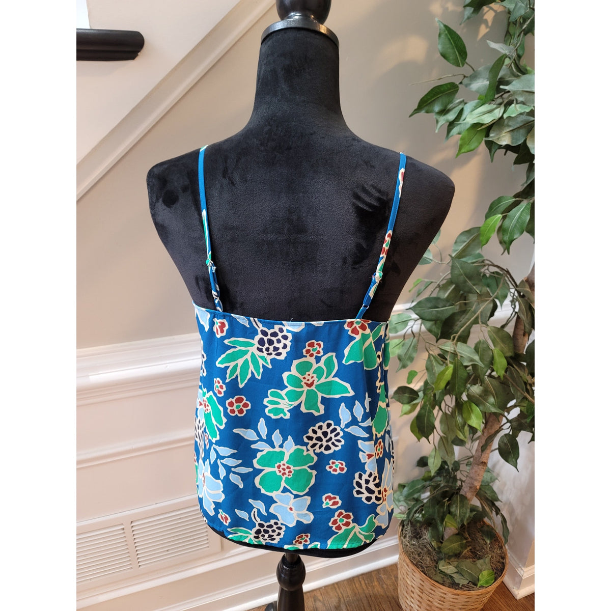 Banana Republic Tank Top Women's SZ XS Multicolor Floral V Neck Spaghetti Strap