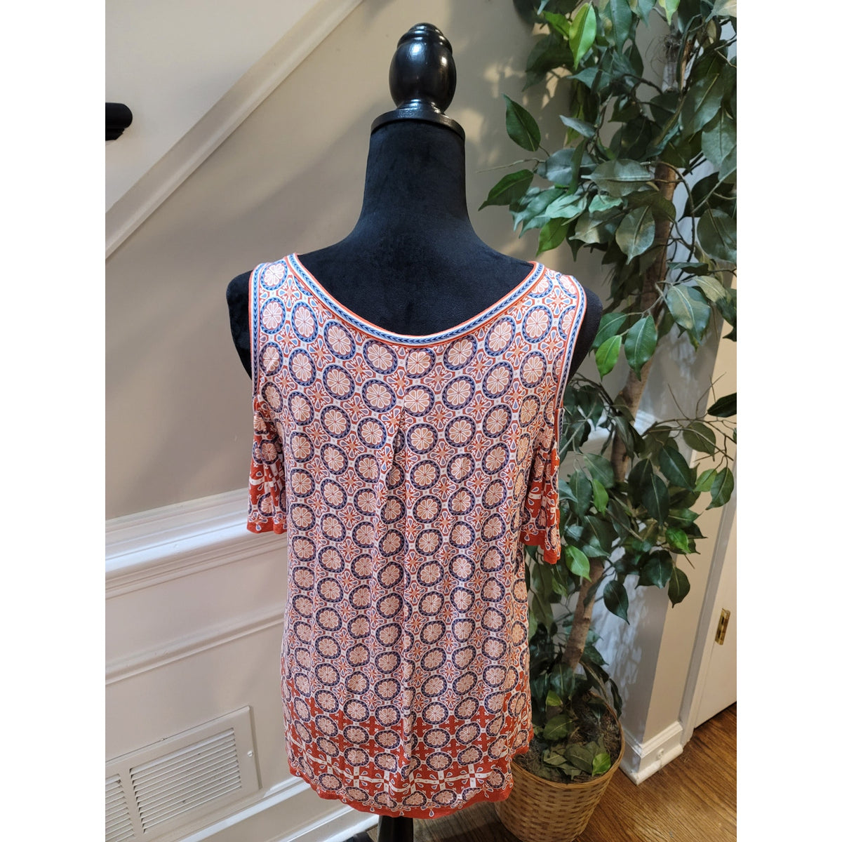 Max Studio Blouse Top Women Medium Orange Geometric Pleated Cold Shoulder Sleeve
