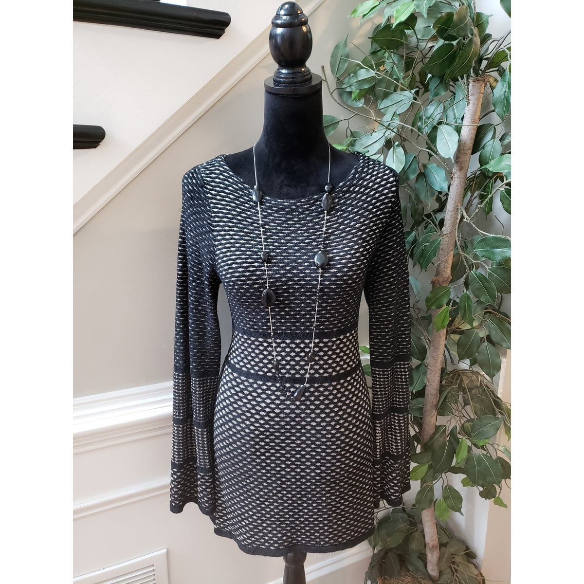 White House Black Market Shift Dress Women's Medium Black Round Neck Long Sleeve