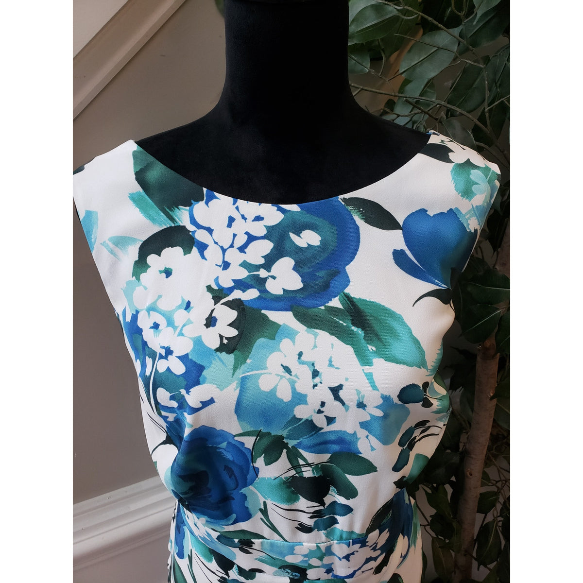 Dressbarn Sheath Dress Women’s 16 Blue & White Floral Stretch Ruffle Back Zip
