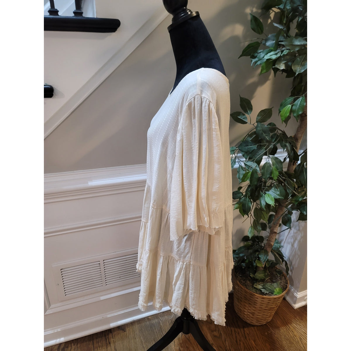 Cato Blouse Top Women SZ 22/24W Off-White Tiered Raw Edge Keyhole Flutter Sleeve