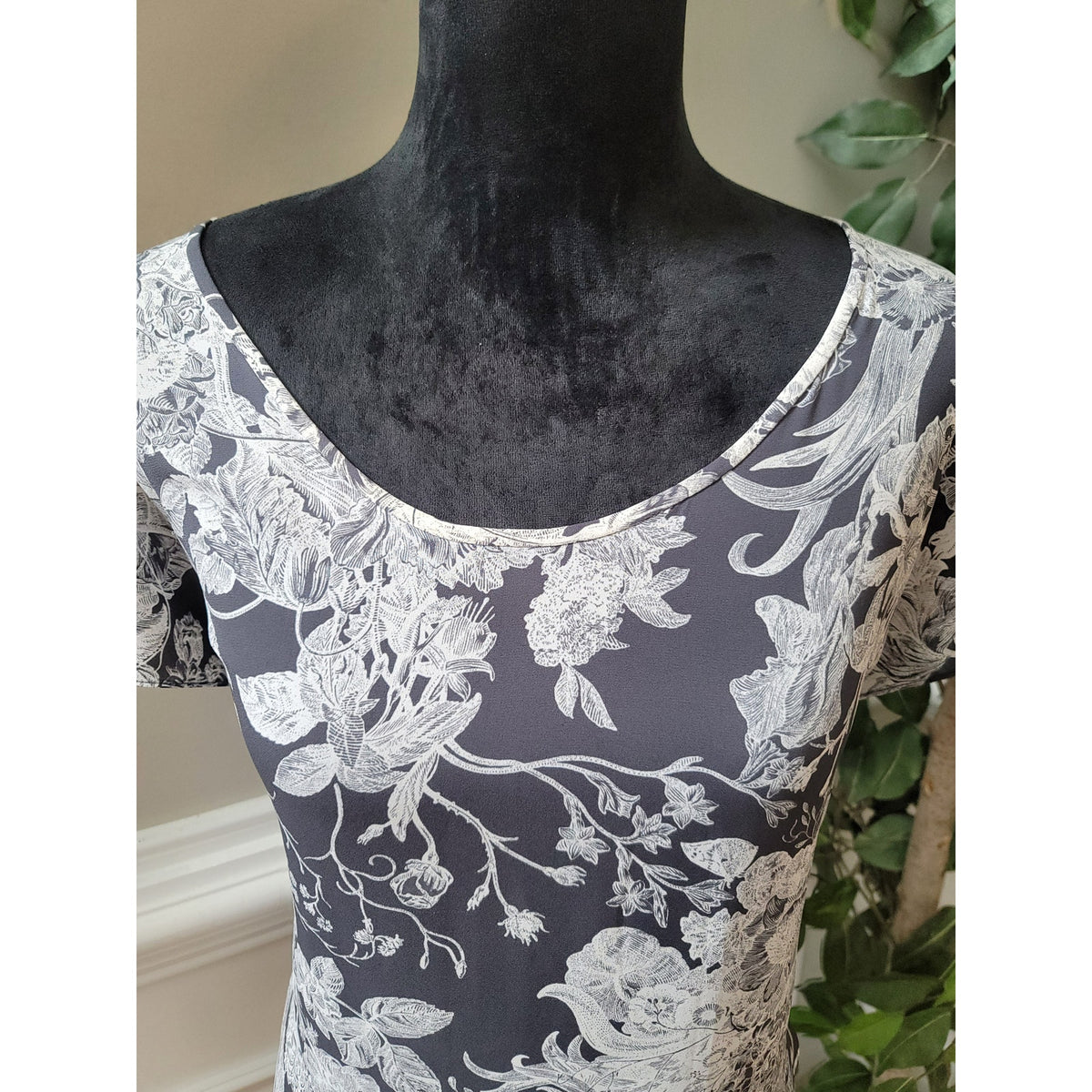 LOFT Blouse Women's Size Small Gray White Floral Print Short Sleeve Scoop Neck