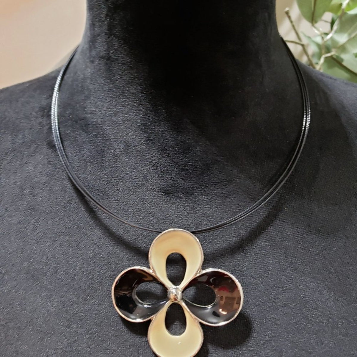 Womens Fashion Cream Enamel Flower Pendant Collar Necklace with Lobster Clasp