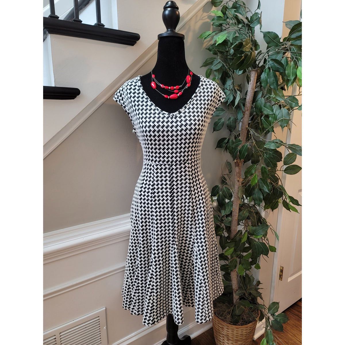 Taylor Dress Houndstooth Women's Size 4 Black White V-Neck Casual Knit