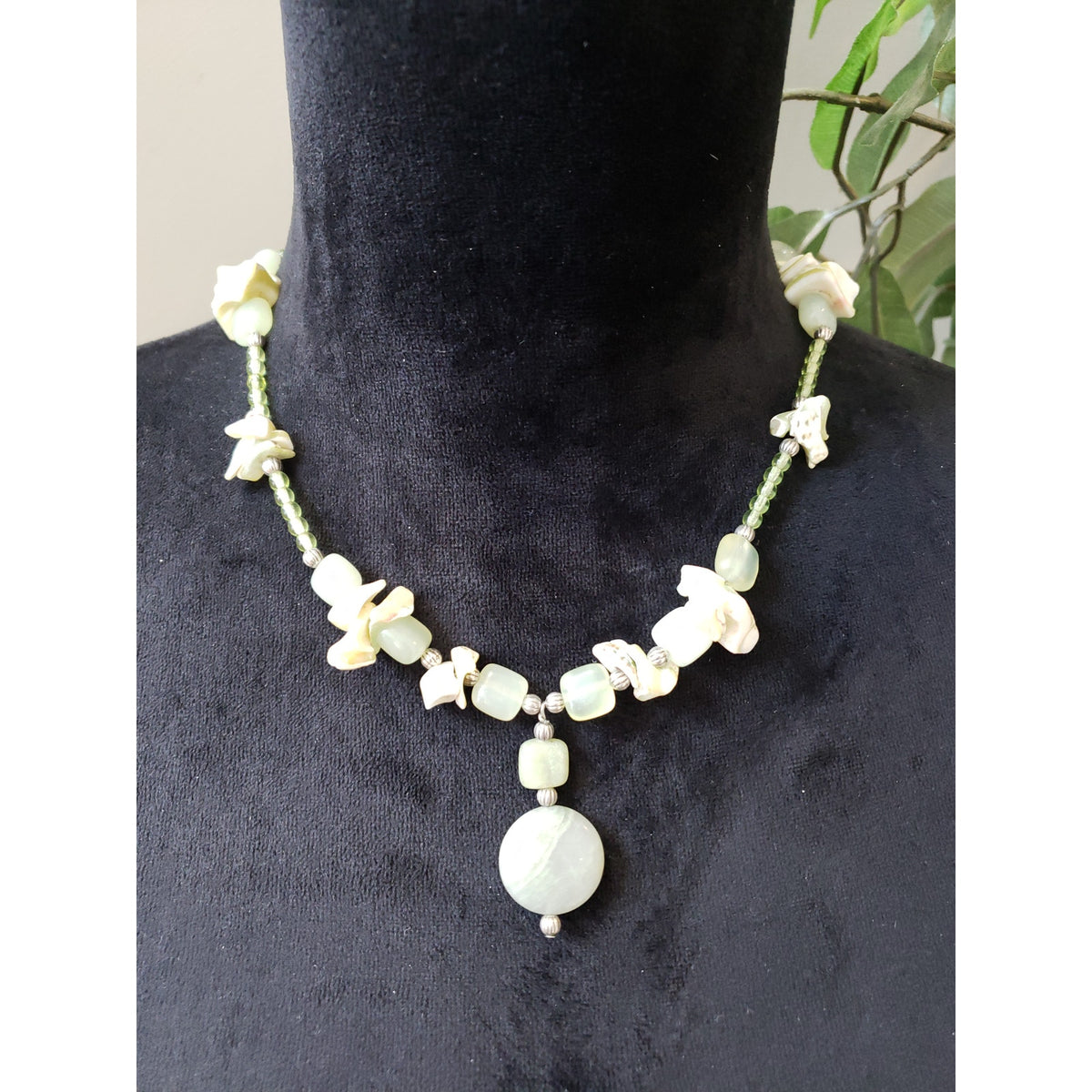 Womens Fashion Irregular Chip Gravel Beads Palmstone Pendent Necklace Jewelry