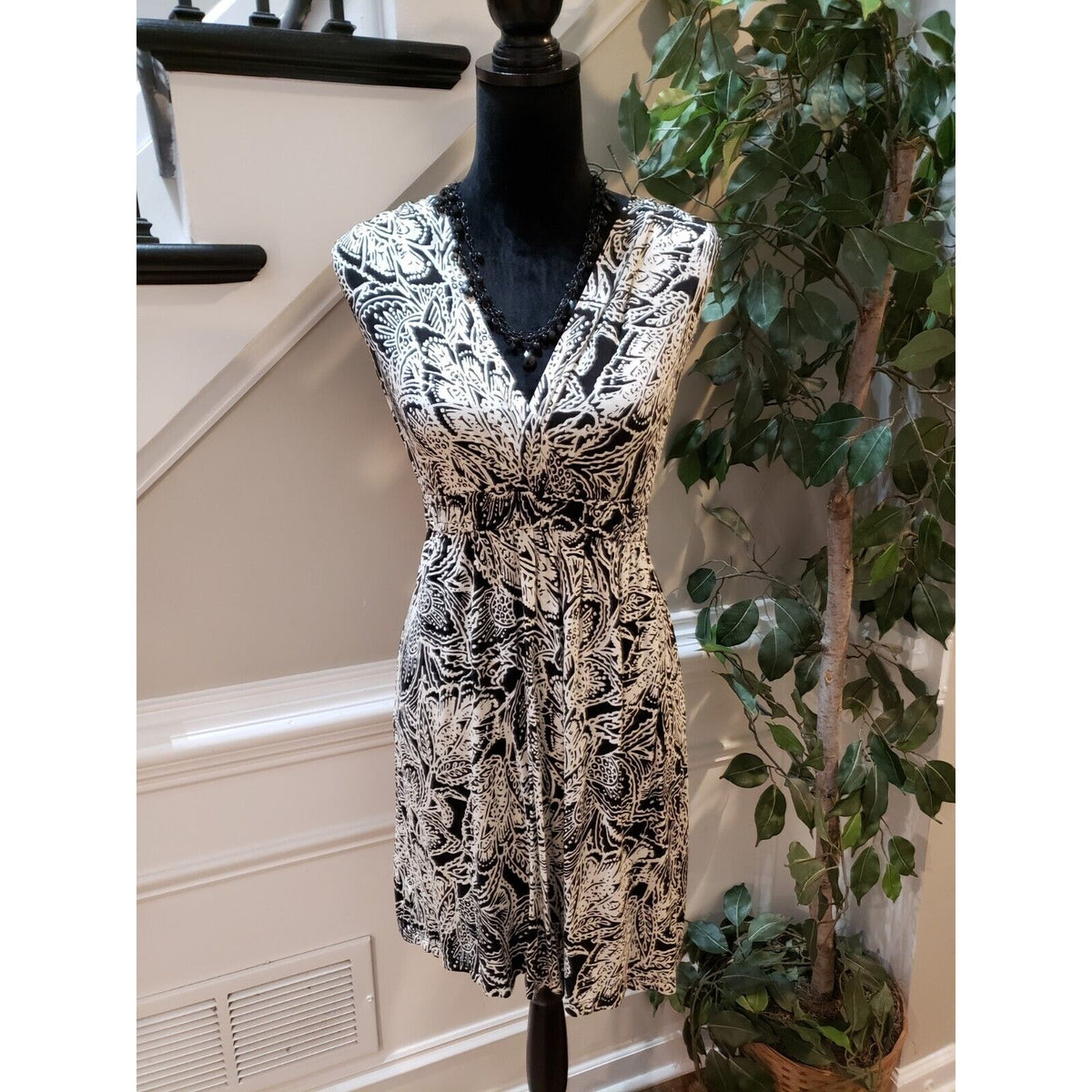 LOFT Women's Black & White Floral Rayon V-Neck Sleeveless Knee Length Dress MP