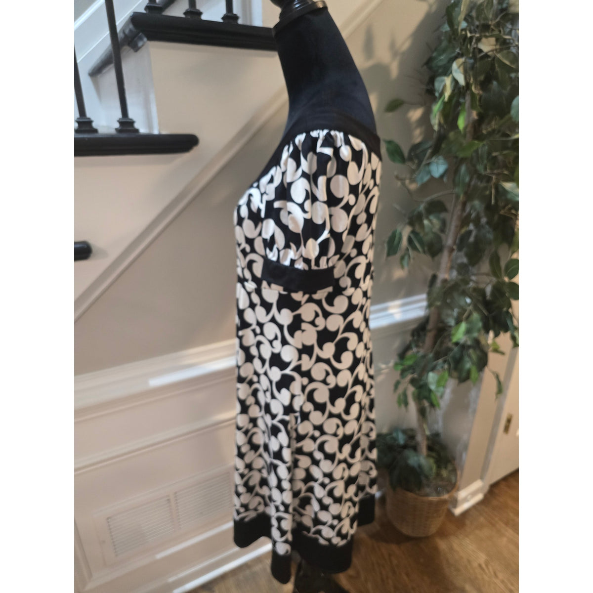 Dressbarn Empire Waist Dress Women's SZ 12 Black/White Pleated Bust Short Sleeve