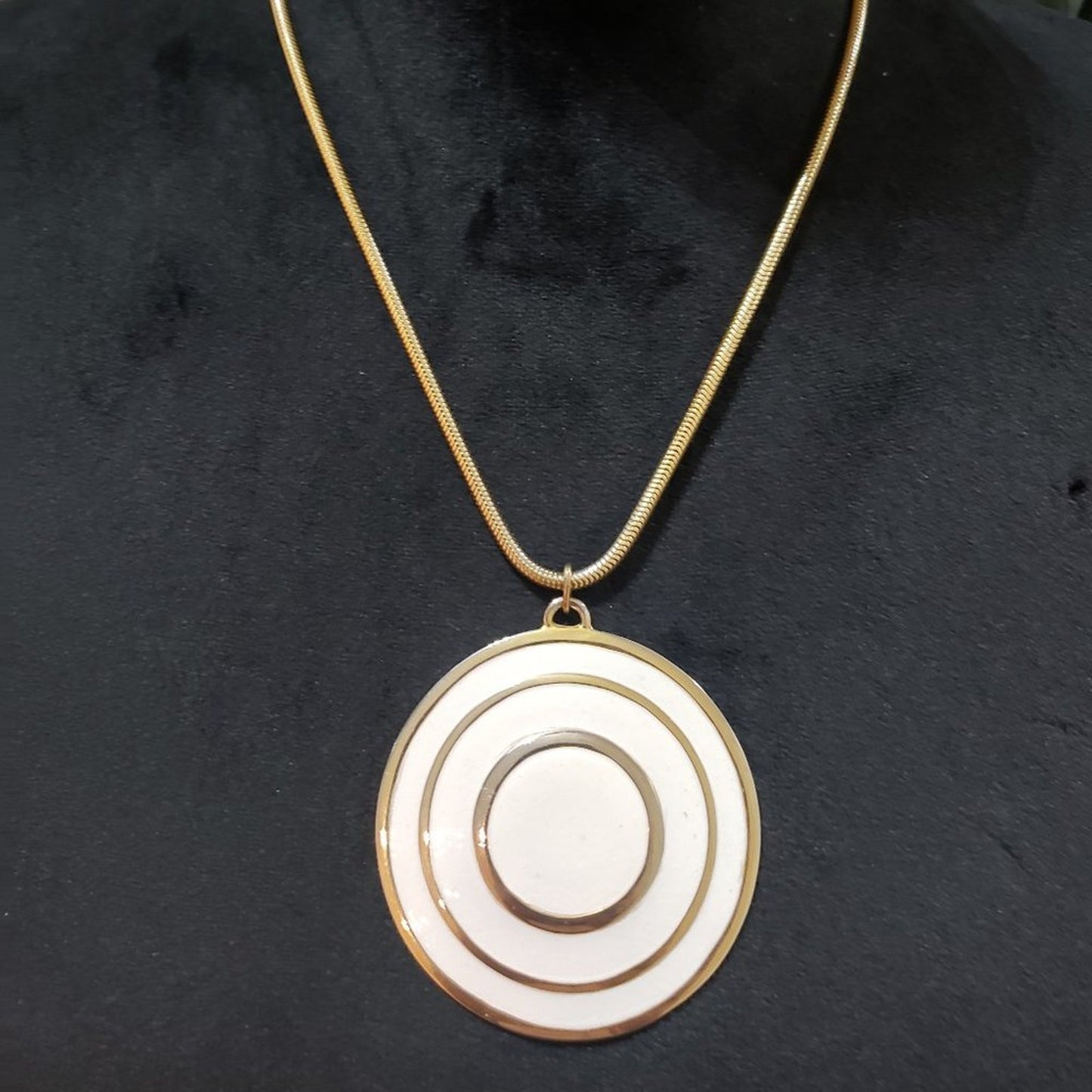 Womens Fashion Gold Tone Mother of Pearl Disc Pendant Collar Necklace w/ Lobster