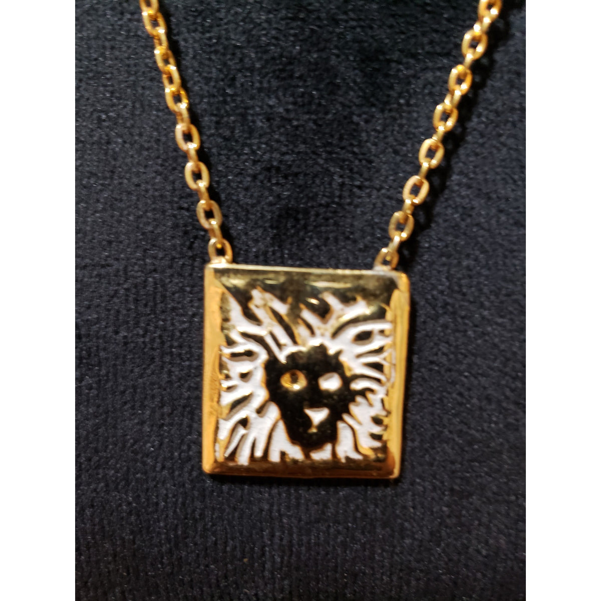 Womens Gold Tone Anne Klein Lion Head Square Pendant Necklace /Spring Ring Clasp