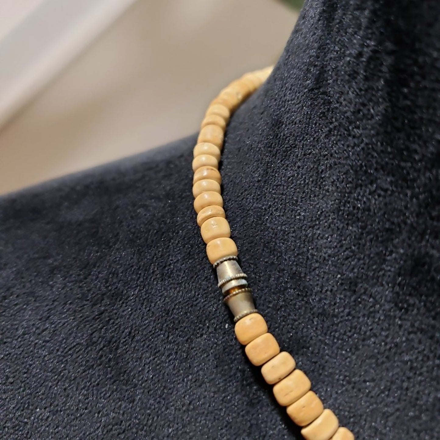 Womens Fashion Carved Wooden Leaf Chunky Beaded Necklace with Magnetic Clasp