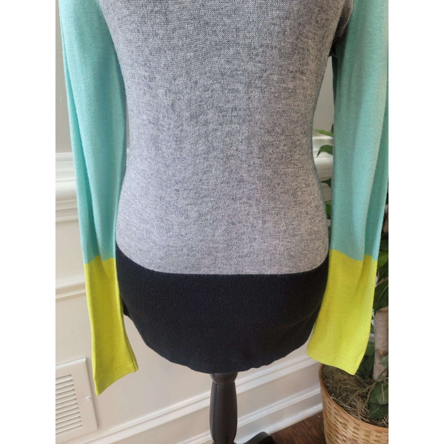 Vince Camuto Sweater Women's Size M Gray Black Green Yellow Long Sleeves