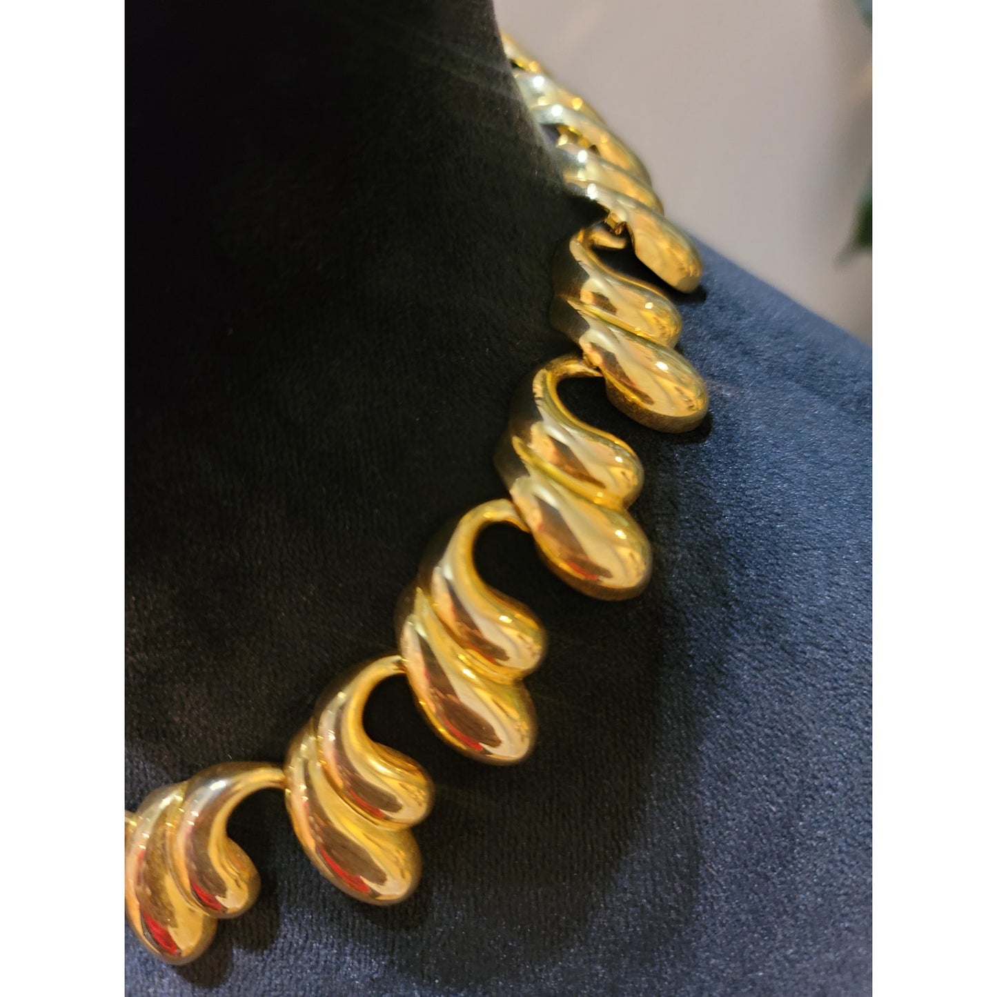 Women's Gold Necklace Wave Design Curved Links Fashion Jewelry Elegant Lock