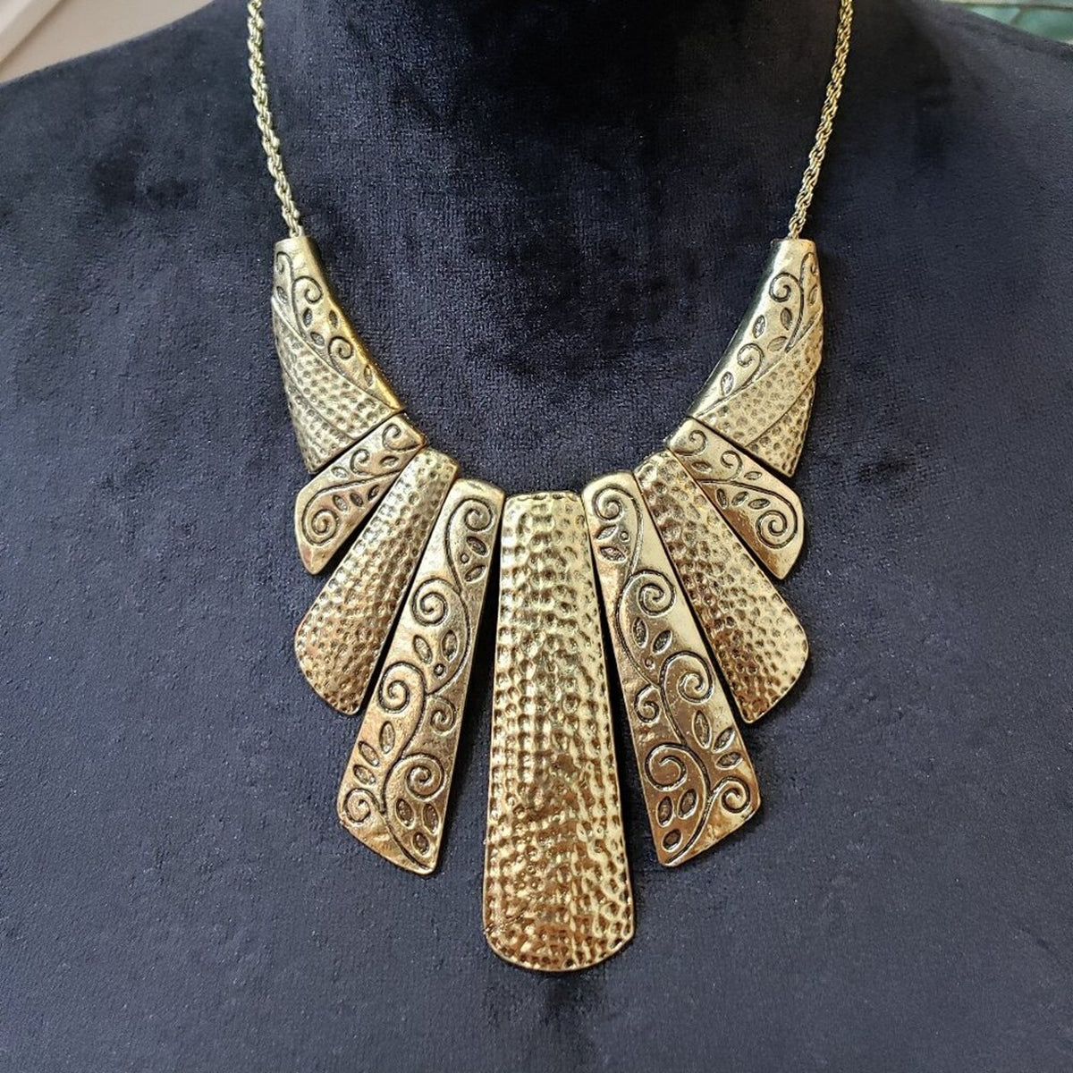 Women Gold Tone Hammered Metal Collar Choker Necklace Jewelry with Lobster Clasp