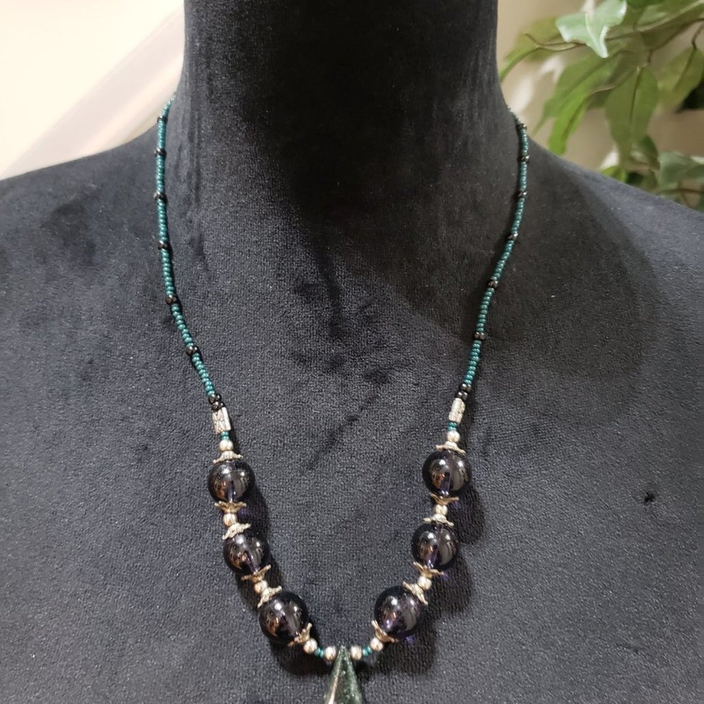 Womens Fashion Natural Jade Stones Black Onyx Collar Necklace with Barrel Clasp