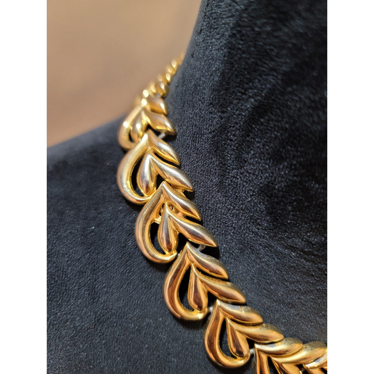 Women's Gold Leaf Link Statement Necklace Elegant Vintage Style Jewelry Design