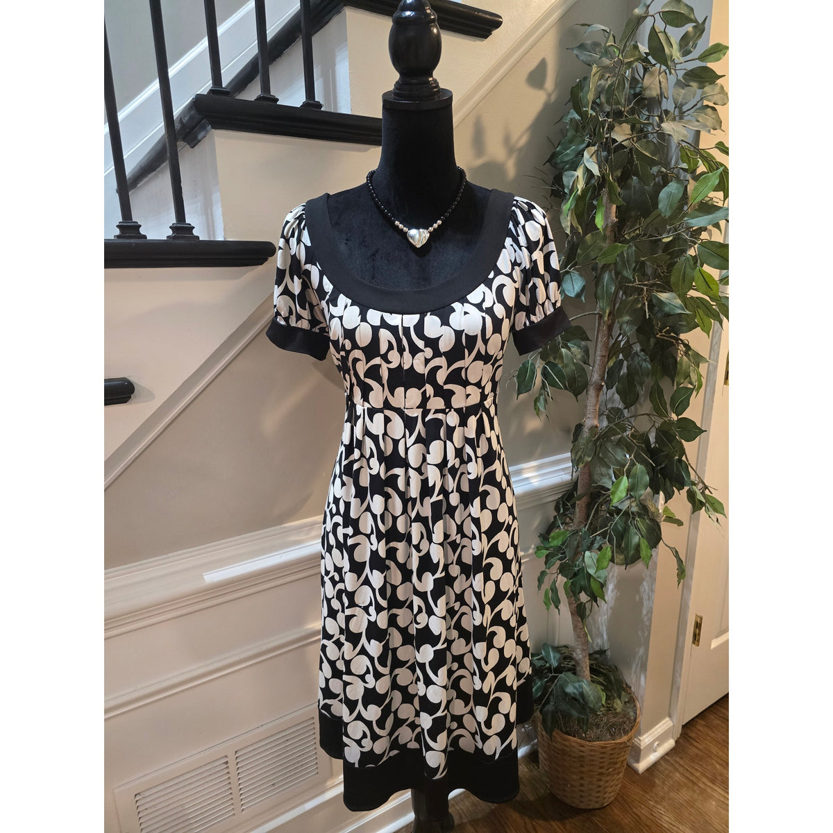 Dressbarn Empire Waist Dress Women's SZ 12 Black/White Pleated Bust Short Sleeve