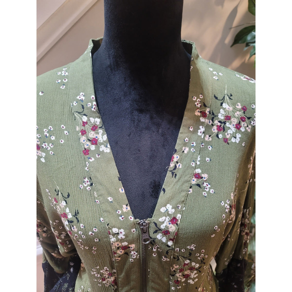 True Craft Bomber Jacket Women Small Olive Green Floral Slash Pocket Long Sleeve