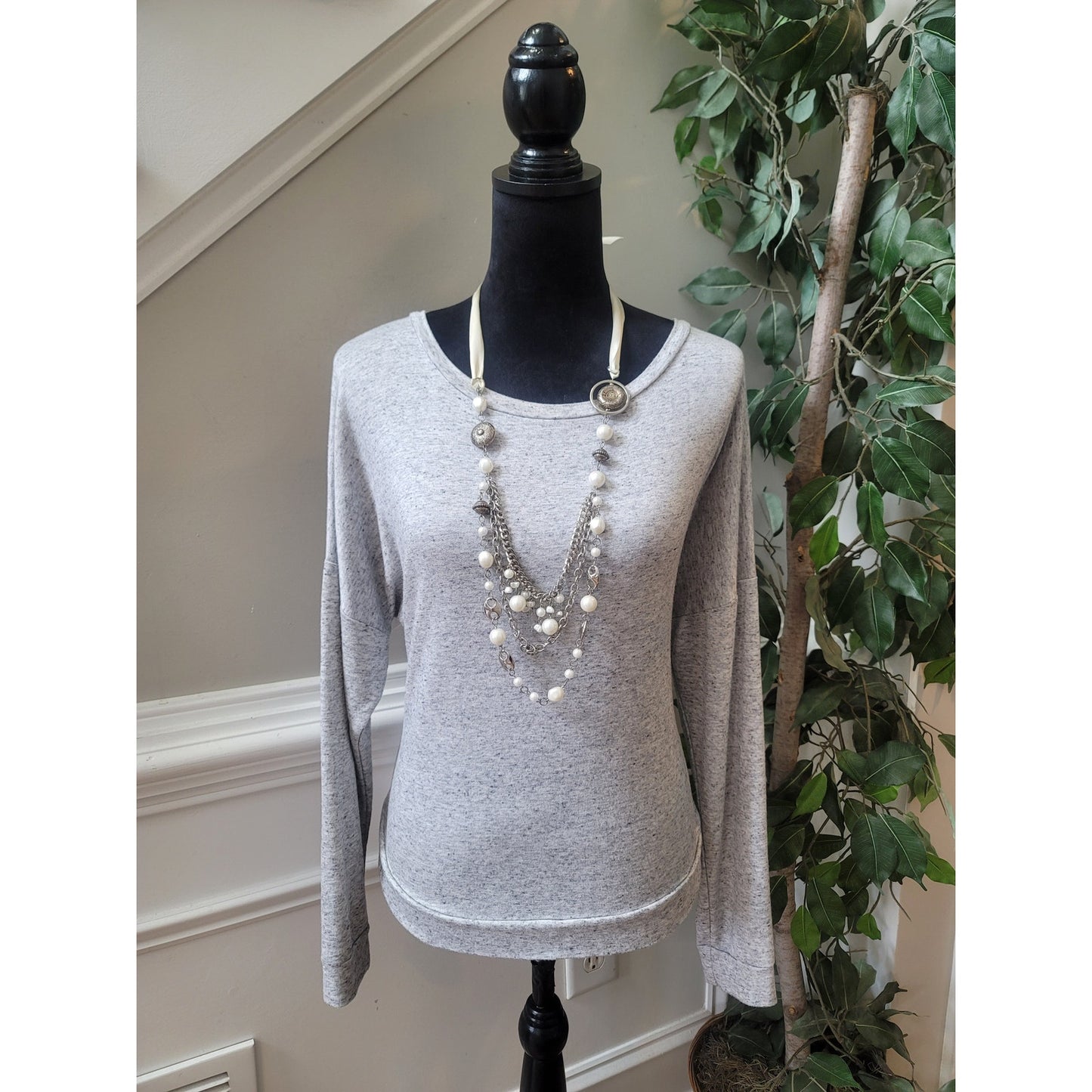 Soho Street Sweater Women's Size Medium Gray Long Sleeve Pullover Knit Casual