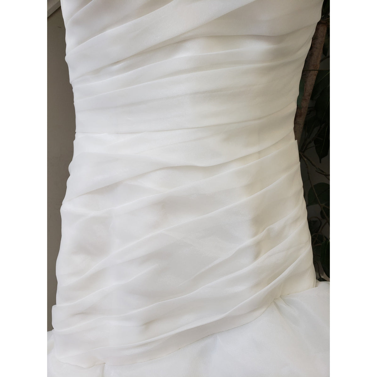 White by Vera Wang Wedding Dress Womens Size 6 White Flare Gown with Bias Flange