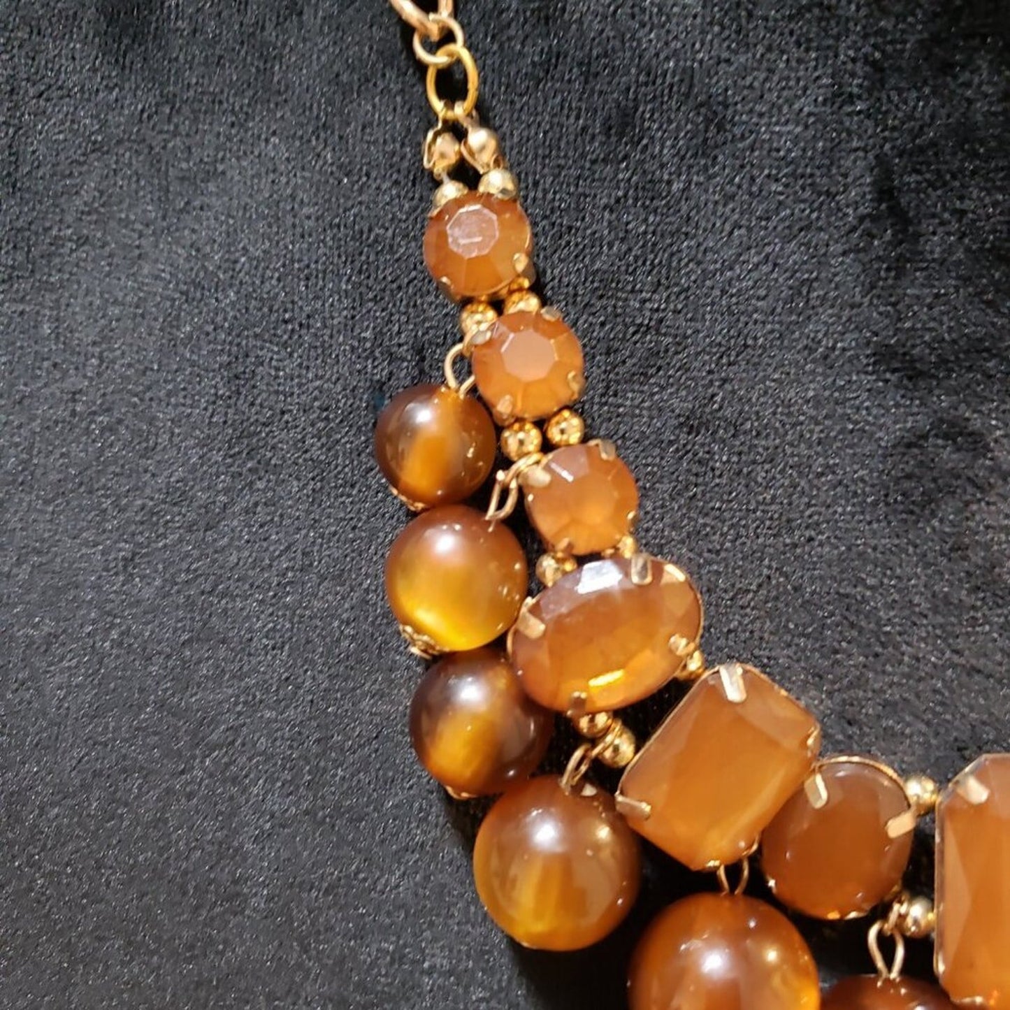Women Fashion Amber Lucite Asymmetric Collar Necklace Jewelry with Lobster Clasp