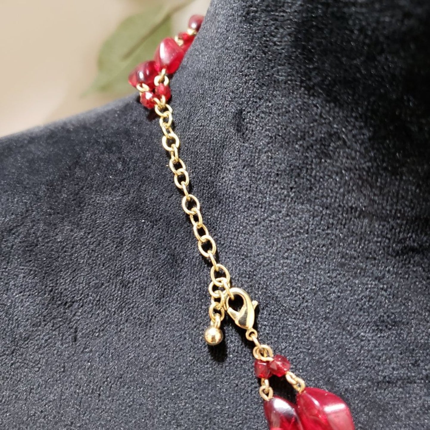 Women Fashion Red Beads & Round Thewa Pendant Collar Necklace with Lobster Clasp