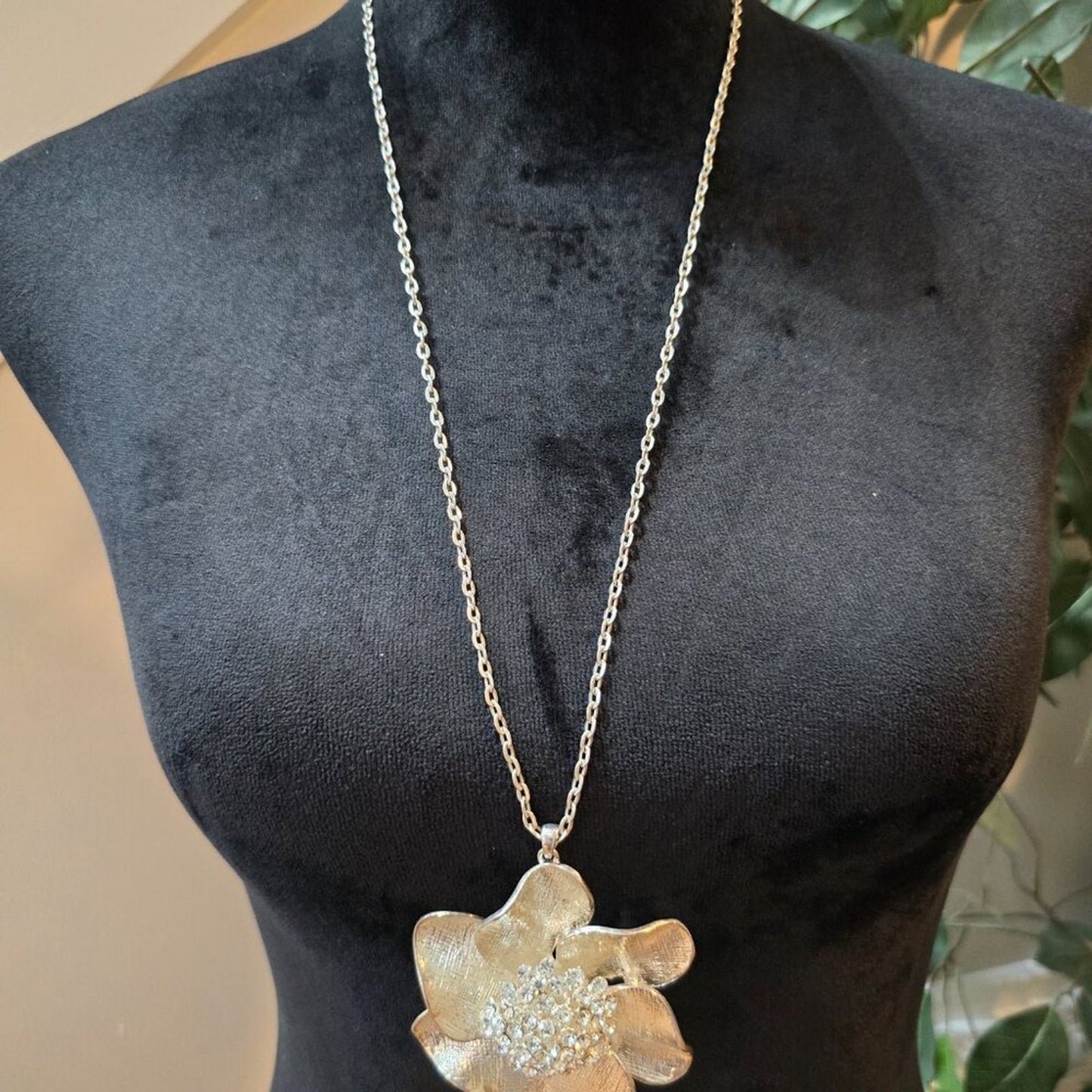Womens Rhinestones Silver Tone Delicate Flower Pendant Necklace
