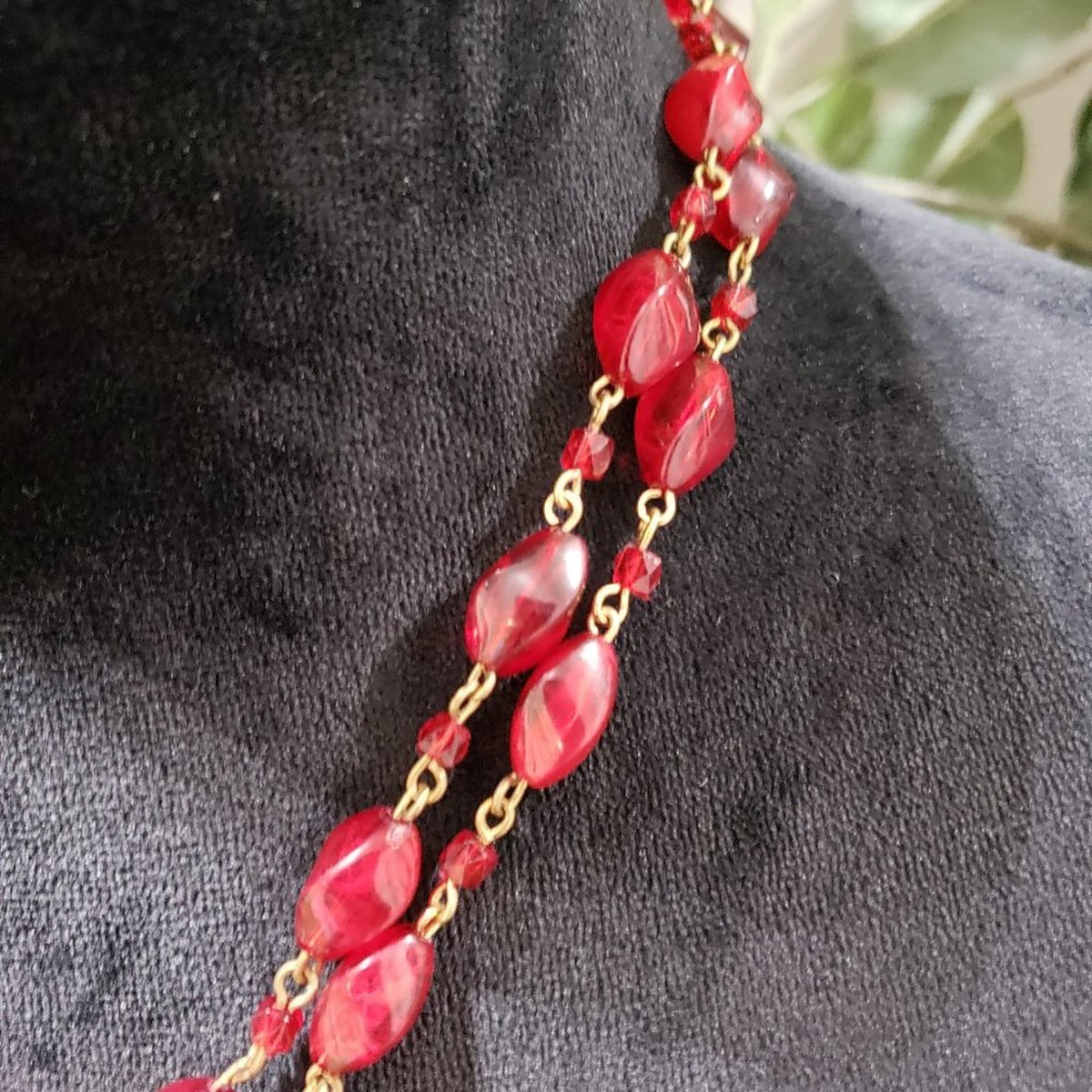 Women Fashion Red Beads & Round Thewa Pendant Collar Necklace with Lobster Clasp