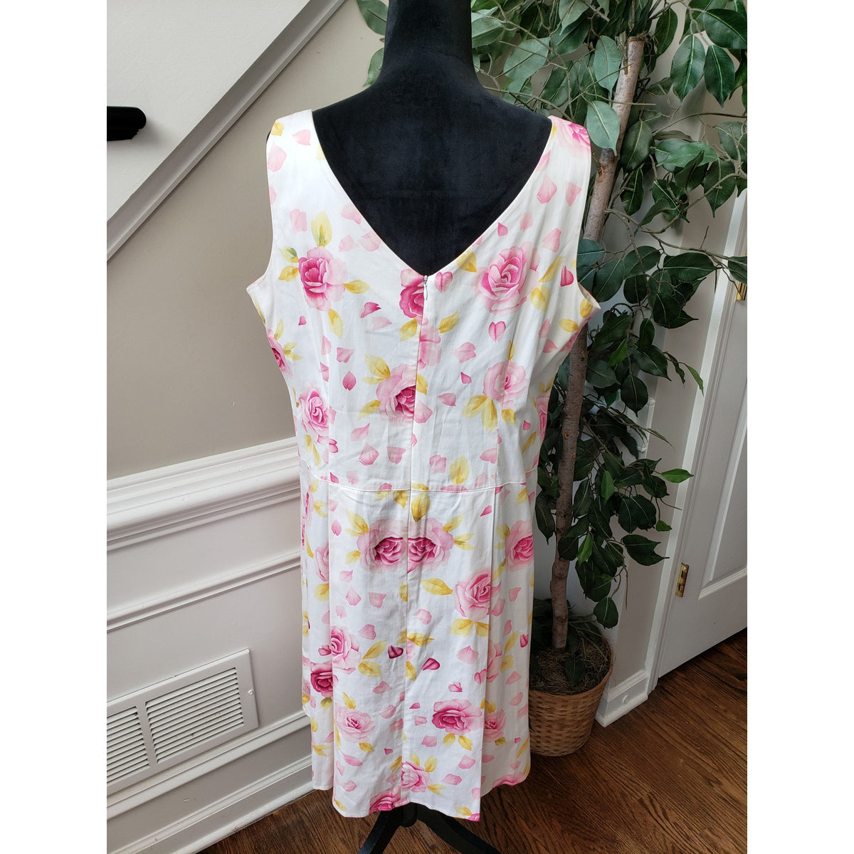 R&K Flared Dress Womens Size 18 White Floral Zip Back Pleated Skirt Heart Neck