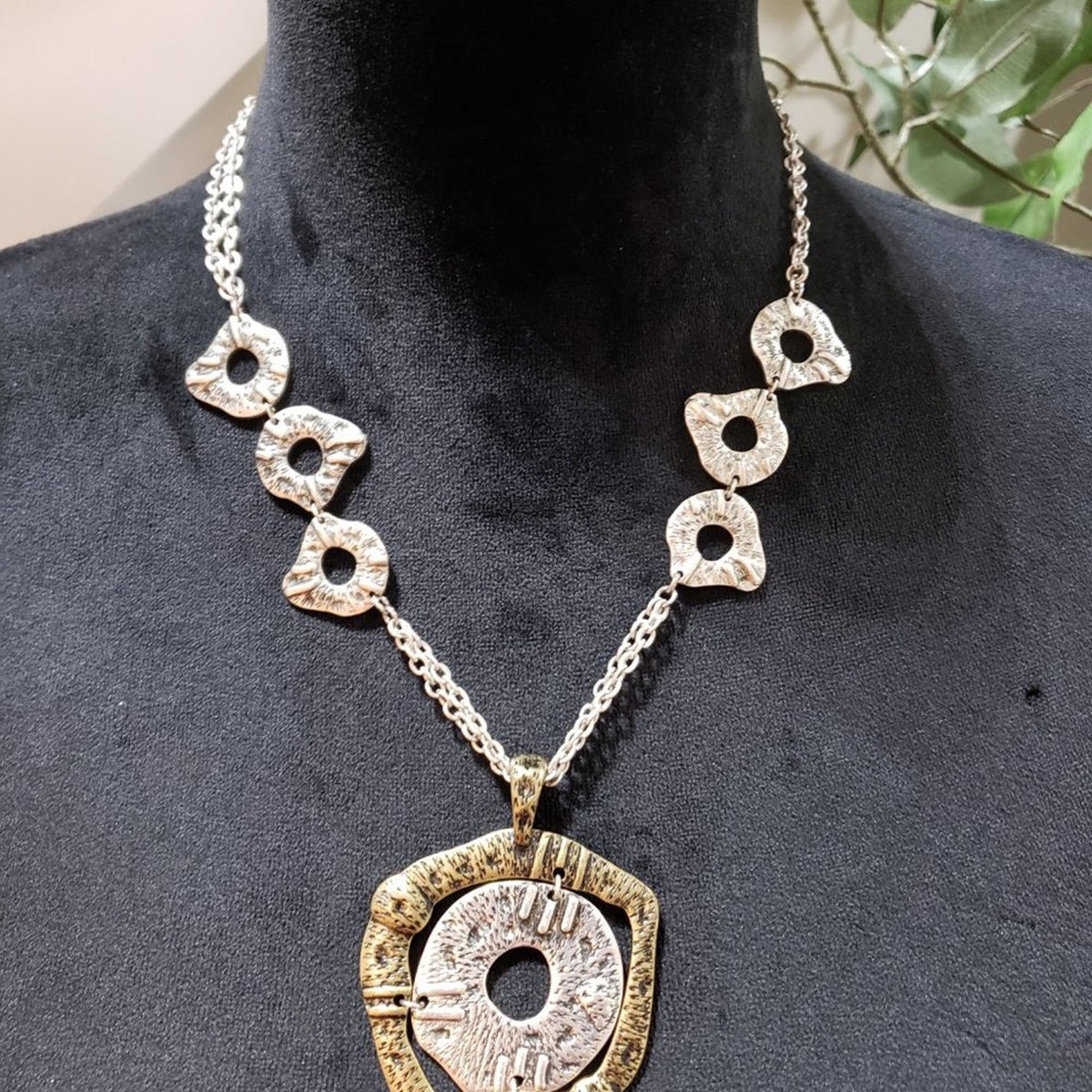 Womens Fashion Reticulated Silver Collar Necklace with Lobster Clasp
