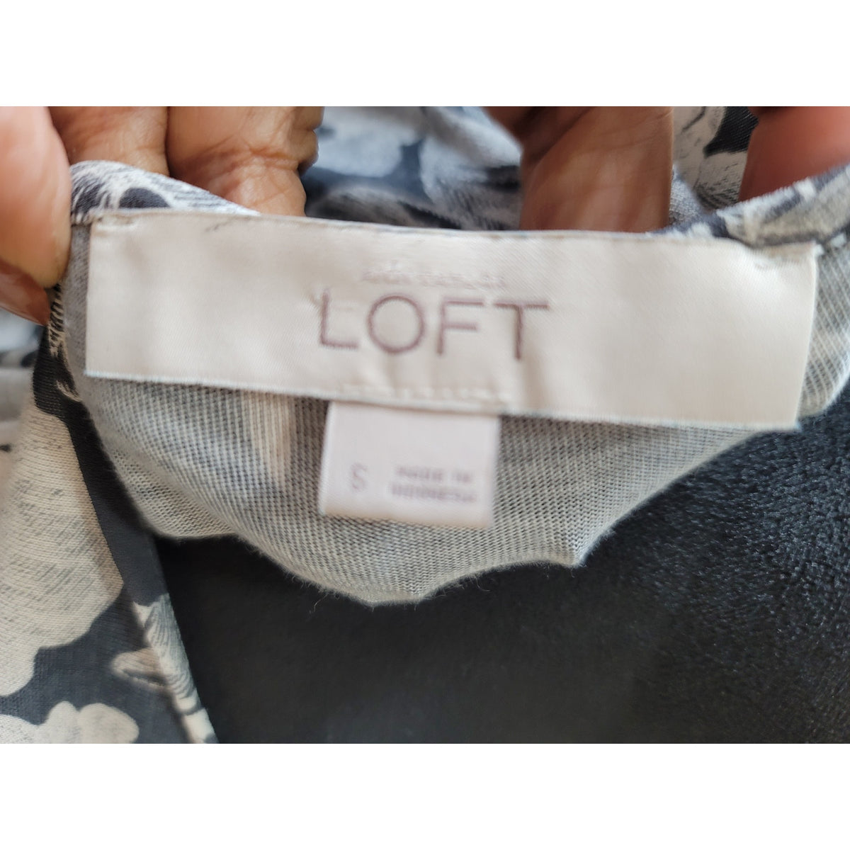 LOFT Blouse Women's Size Small Gray White Floral Print Short Sleeve Scoop Neck