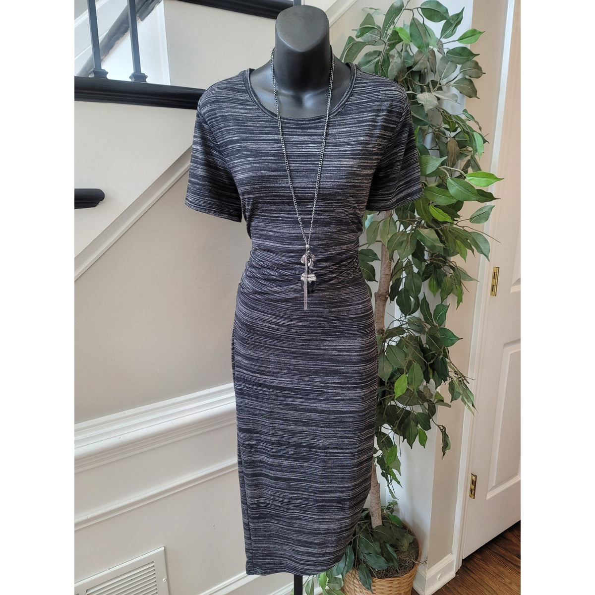 Athleta Midi Dress Women's Size Medium Gray Polyester Short Sleeves Crew Neck
