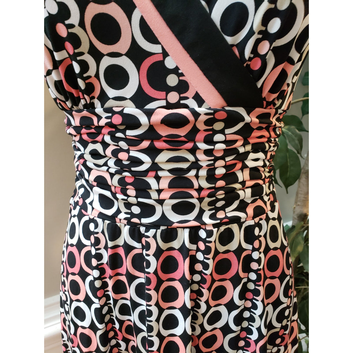 Sandra Darren Dress Women 6 Black Pink White Geometric Print Fit Flare V-Neck