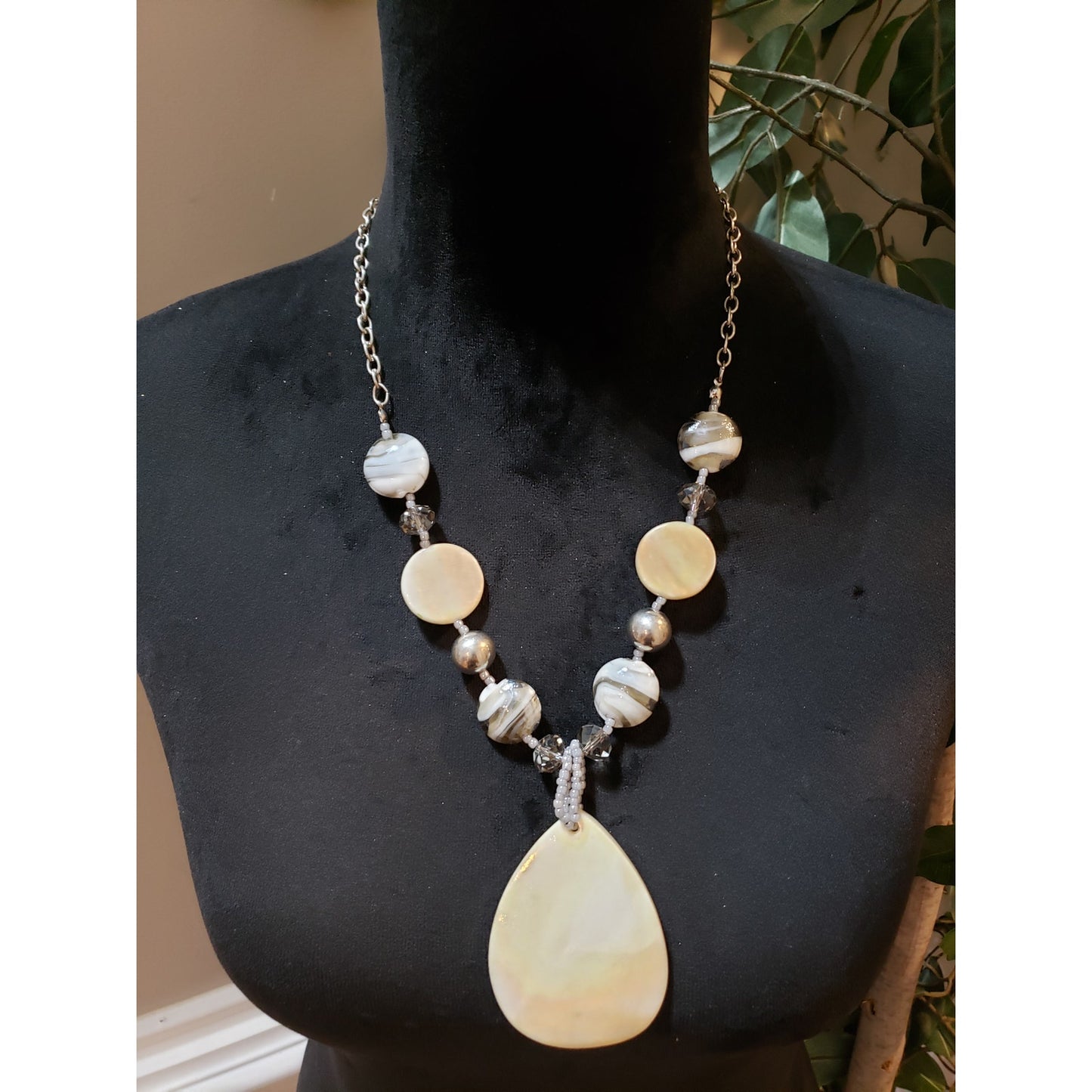 Womens Fashion Chunky Beads Mother of Pearl Teardrop Pendant Necklace w/ Lobster