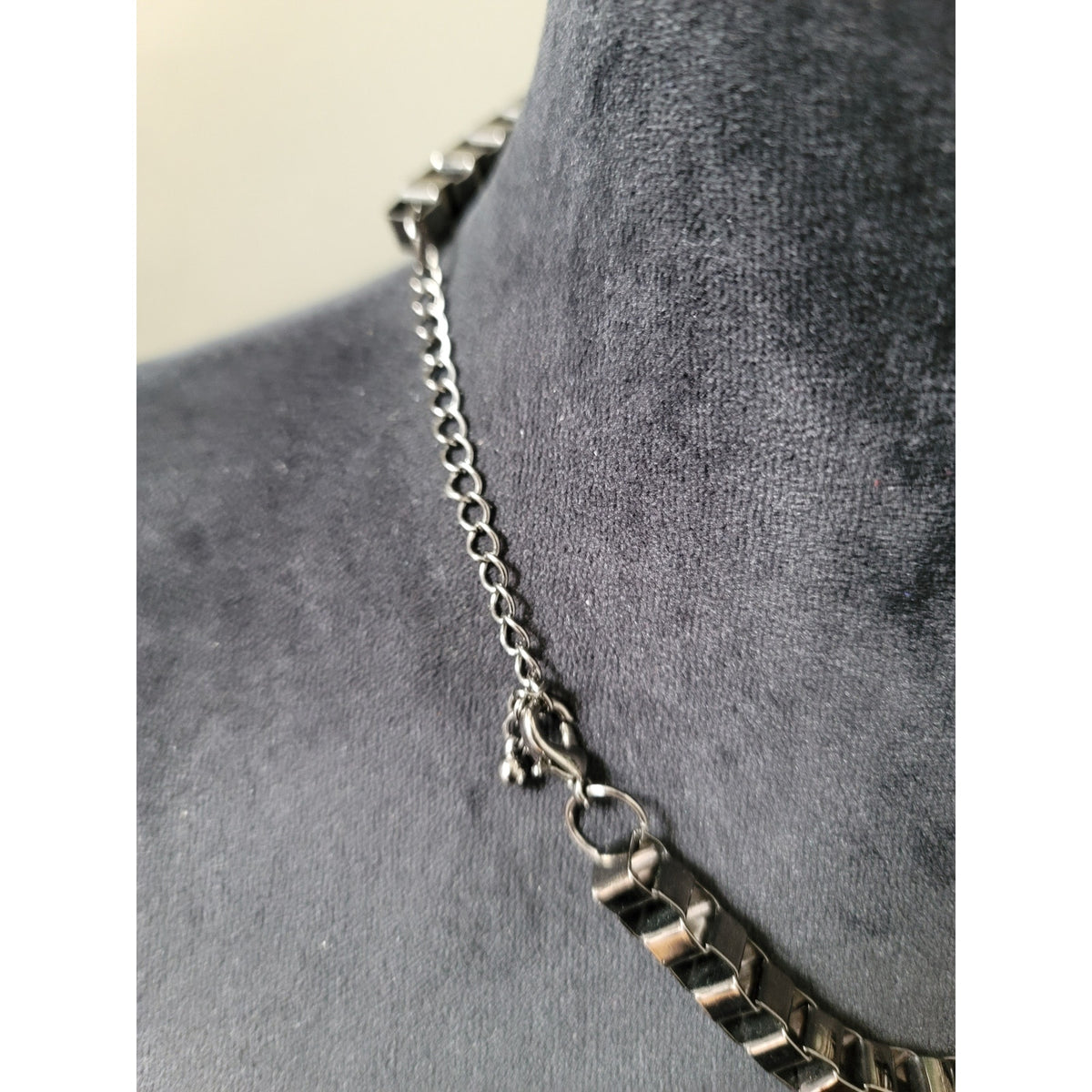 Women's Pearl Beaded Necklace With Black Chain Design And Lobster Clasp Lock