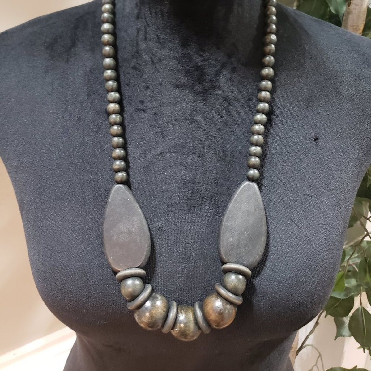Womens Fashion Black Gunmetal Hematite Polished Stones Beaded Statement Necklace