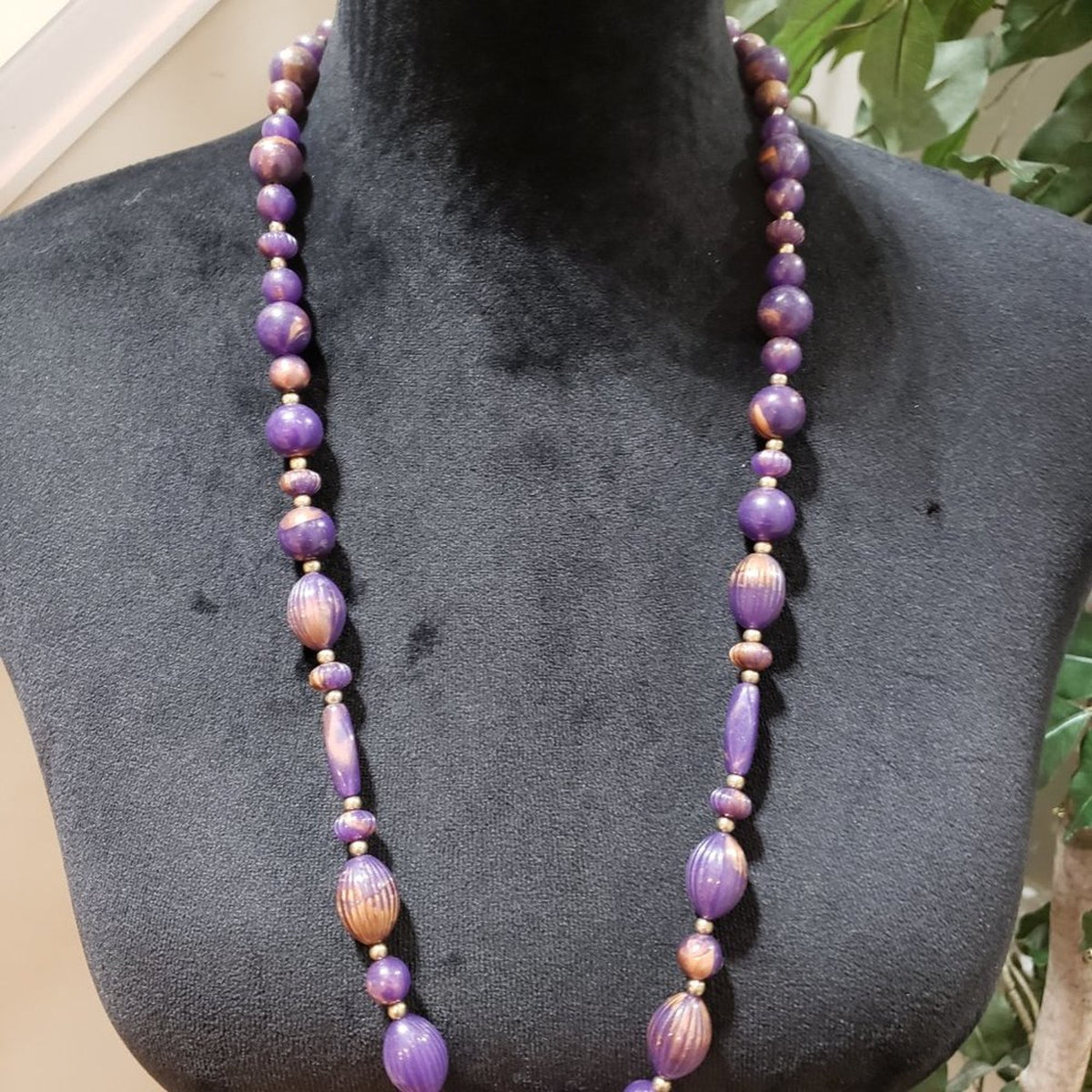 Womens Fashions Avon Purple Large Faceted Beaded Large Necklace w/ Spring Clasp