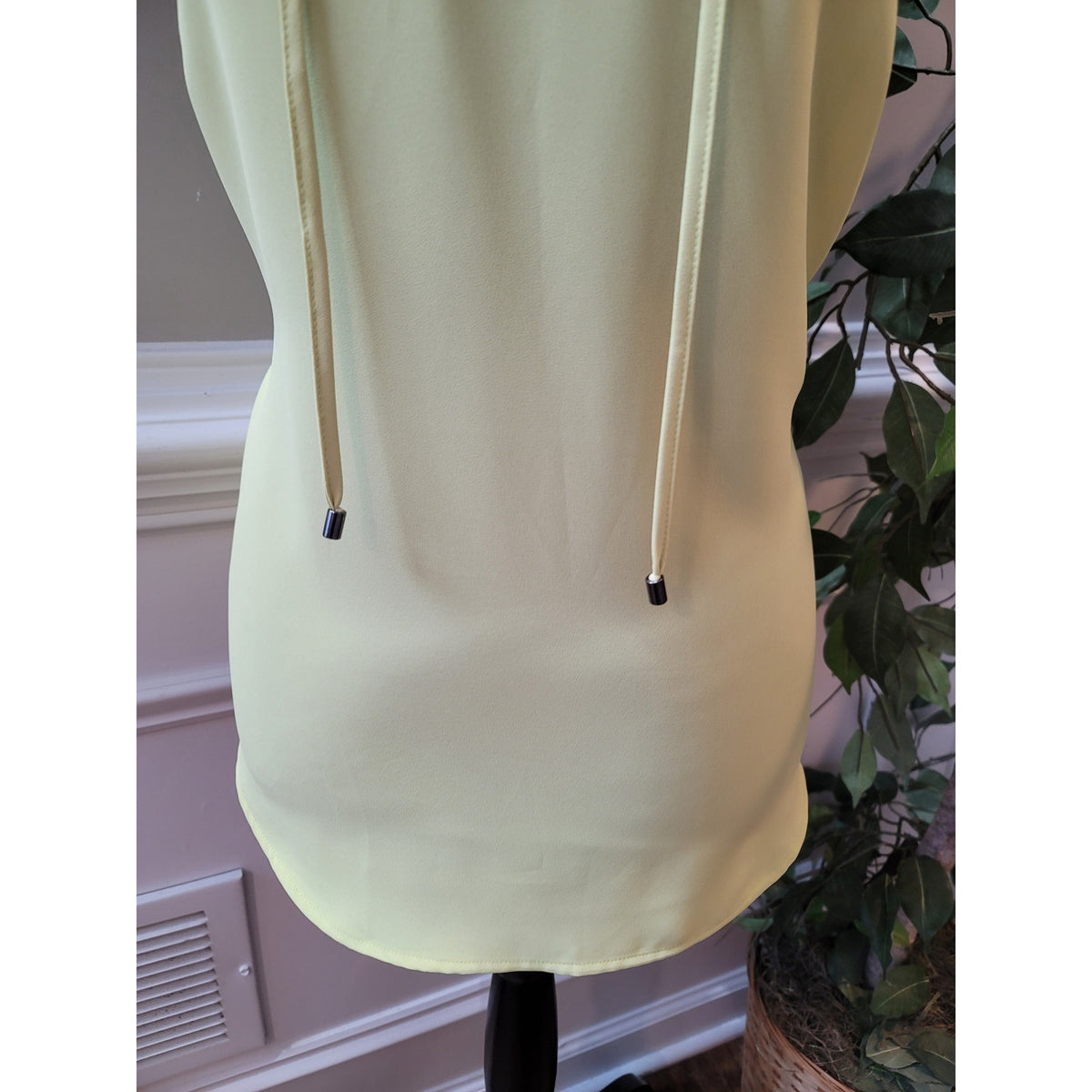 Kasper Tank Top Women's Medium Pastel Yellow Sleeveless Drawstring V-Neck Blouse
