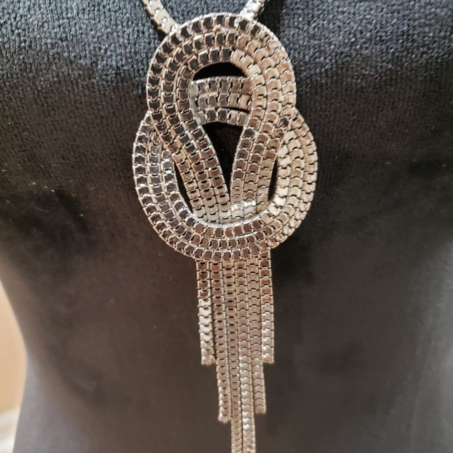 Guess Womens Silver Tone Chain Metal Dangle Bow Tassel Necklace w/ Lobster Clasp