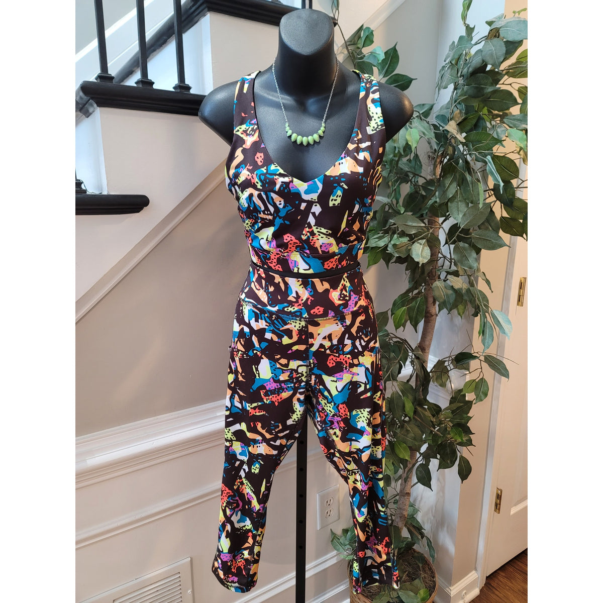 Tek Gear Workout Set Women’s Large Multicolor Abstract Cropped Leggings V-Neck