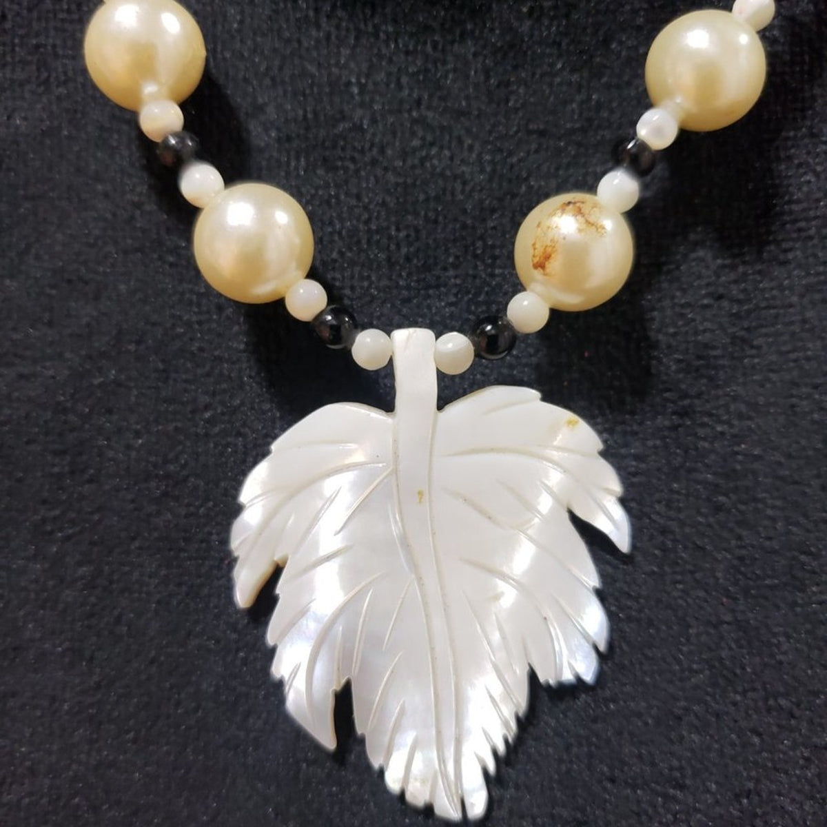 Women's Fashion White Color Big Leaf Charm Mother of Pearl Beaded Necklace