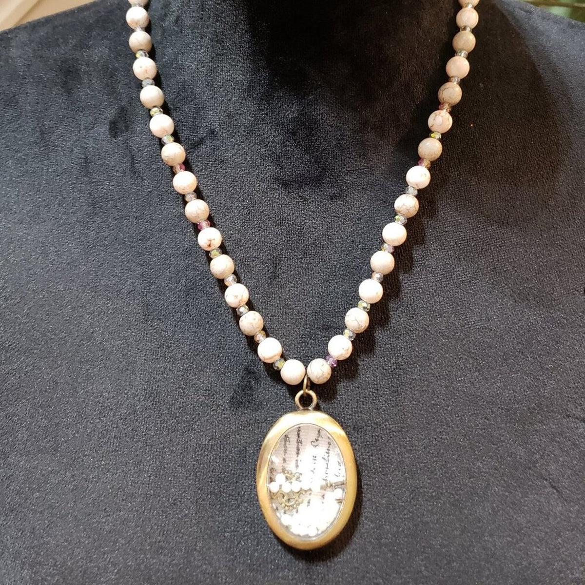 Womens Fashion Faux Pearl Gold Tone Oval Key Pendant Necklace with Lobster Clasp