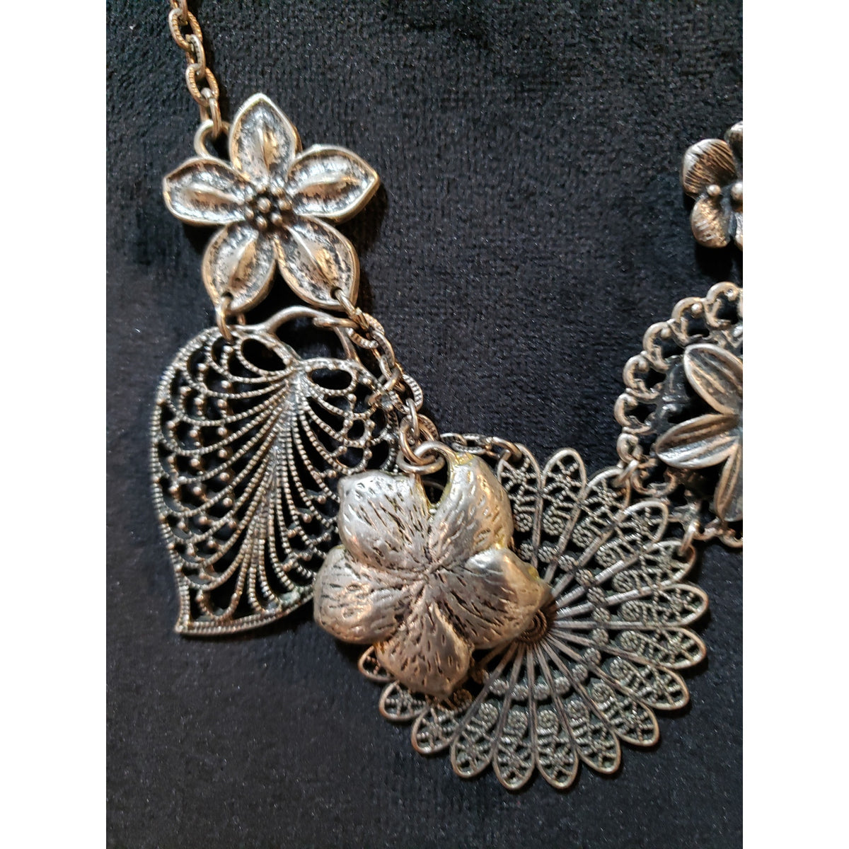 Womens Silver Tone Filigree Daisy Flower Leaves Statement Necklace with Lobster