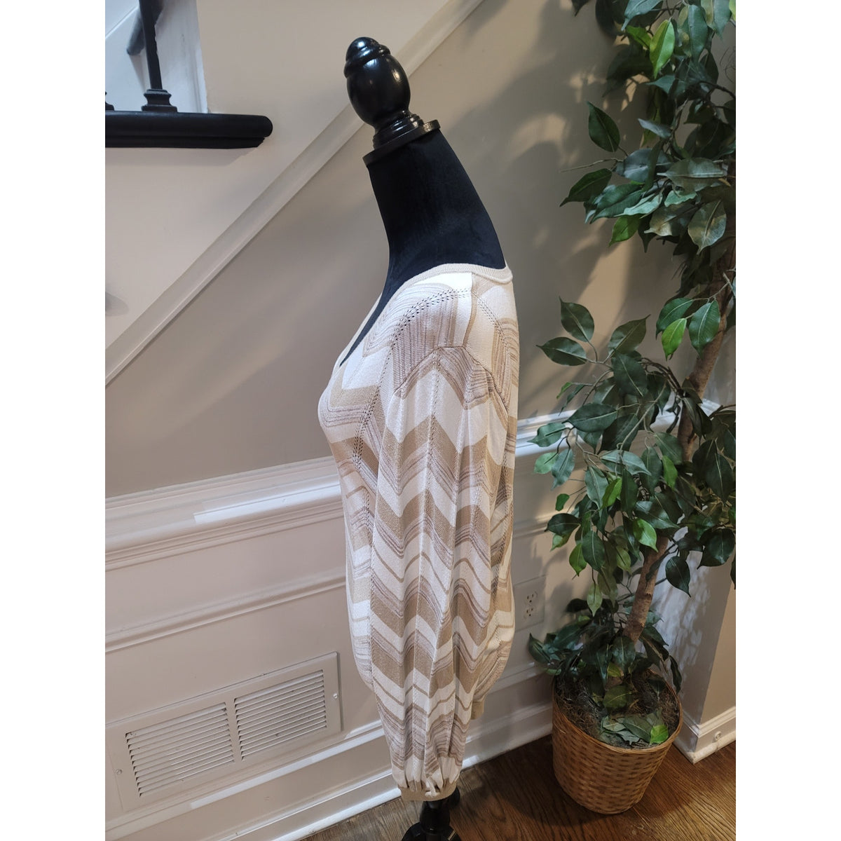 White House Black Market Chevron Sweater Women's Large Cream Zig Zag Ribbed Cuff