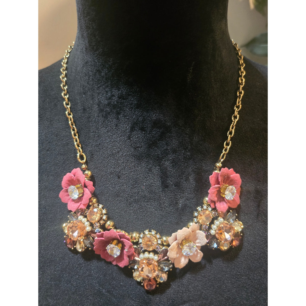 Women's Multicolor Flowers Necklace With Round Pendant and Lobster Claw Clasp