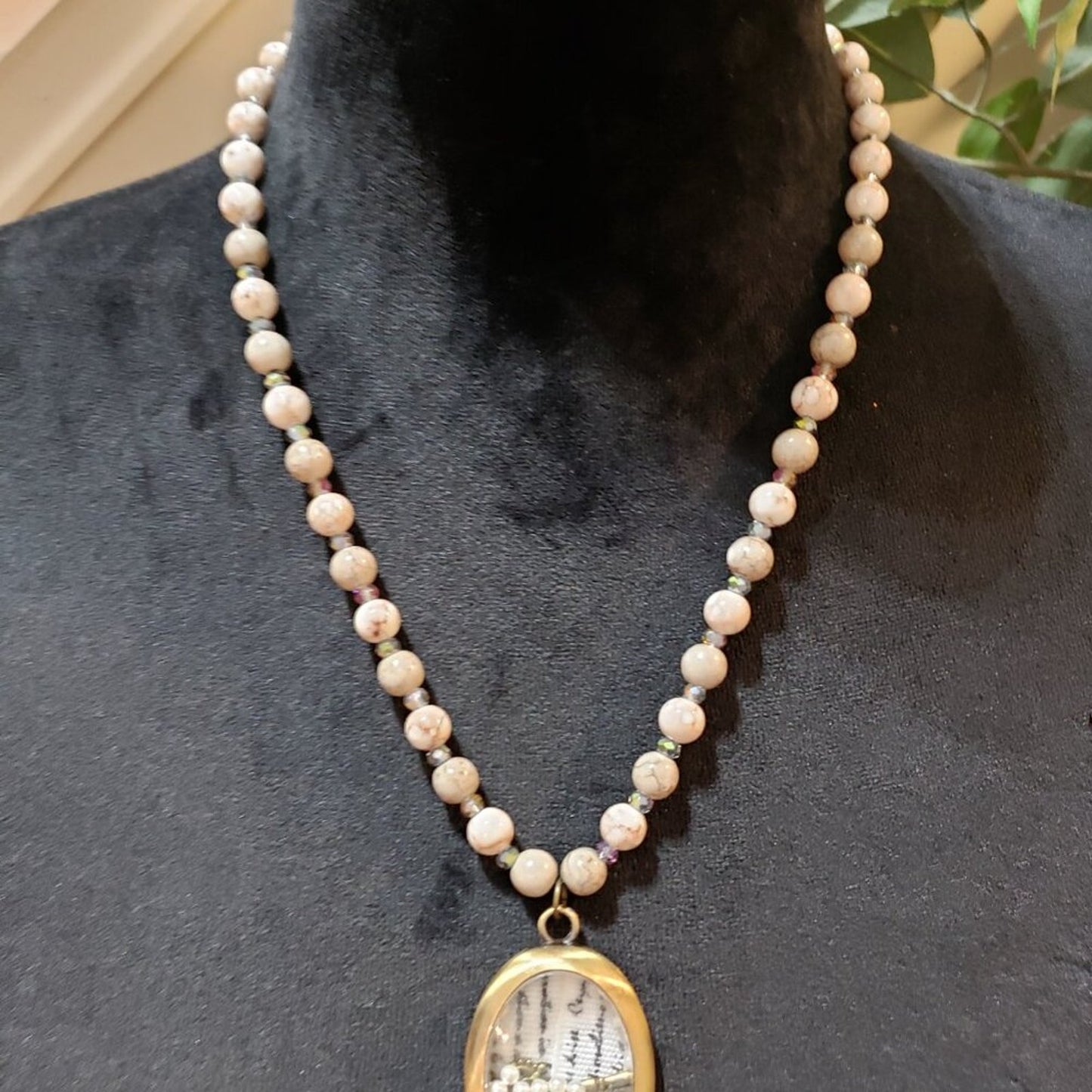 Womens Fashion Faux Pearl Gold Tone Oval Key Pendant Necklace with Lobster Clasp